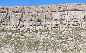 Cliff-face showing&nbsp;Chachao Fm. reservoir&nbsp;with master fractures and vugs, height of cliff ~60m, Neuquén Basin, Argentina.&quot;